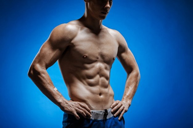 forma-joven-hermoso-torso-pared-azul_155003-10805